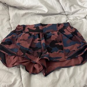 Lululemon Hotty Hot Shorts | Size 6 | 2.5” Inseam | Camo Pink & Navy 💗💙🌿